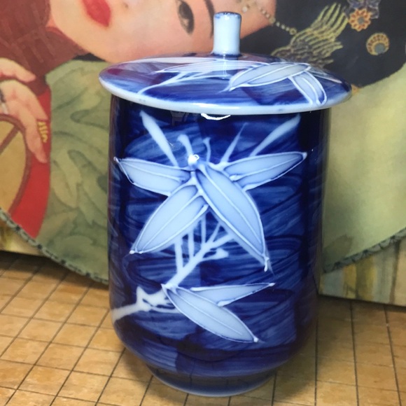 Signed Lidded Tea Cup Blue White Floral Fine Quality Floral Artwork - Picture 1 of 12